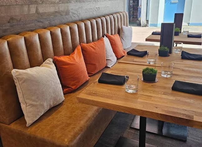 Sillas tapizadas en un restaurante